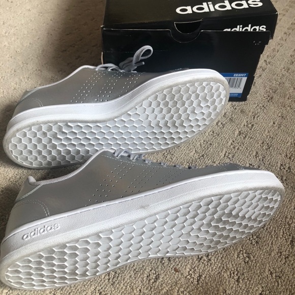 Adidas silver sneakers with box 7.5 - Picture 5 of 6